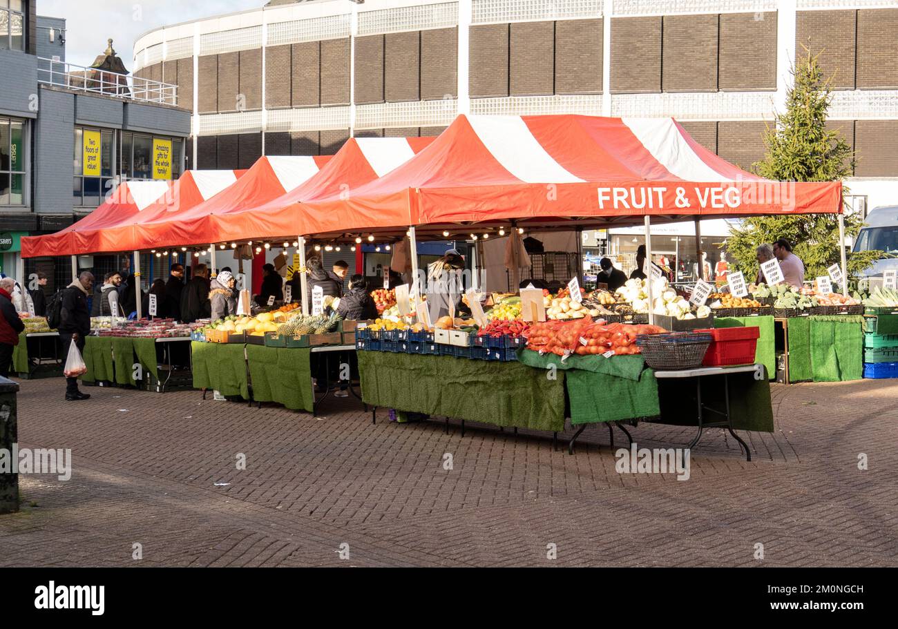 Hanley-Stoke-on-Trent, Staffordshire-Großbritannien 21. April 2022 viele verschiedene Obst- und Gemüsesorten an einem Marktstand im Stadtzentrum von Hanley Stockfoto