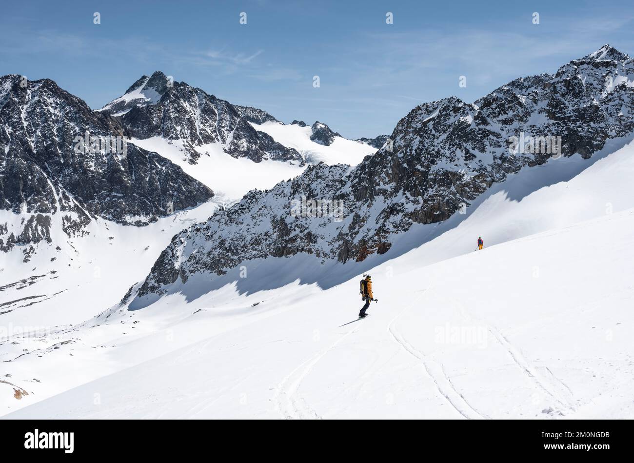 Splitboarder auf dem Abstieg, Berge im Winter, Stubai-Alpen, Tirol ...
