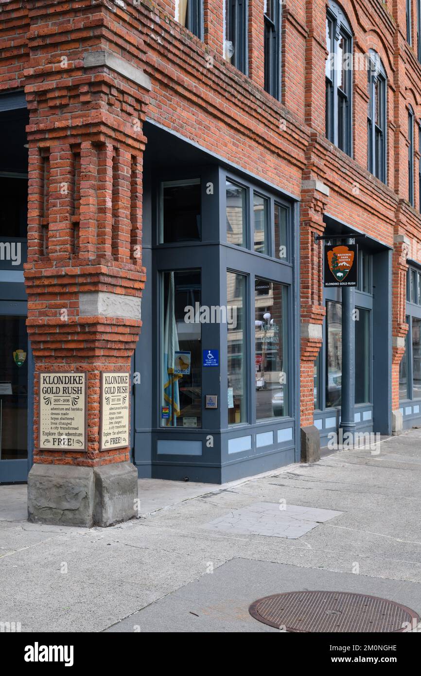 Seattle - 20. März 2022; Klondike Gold Rush National Park Fassade am Pioneer Square Seattle mit Informationsschild auf Backsteinpfahl Stockfoto