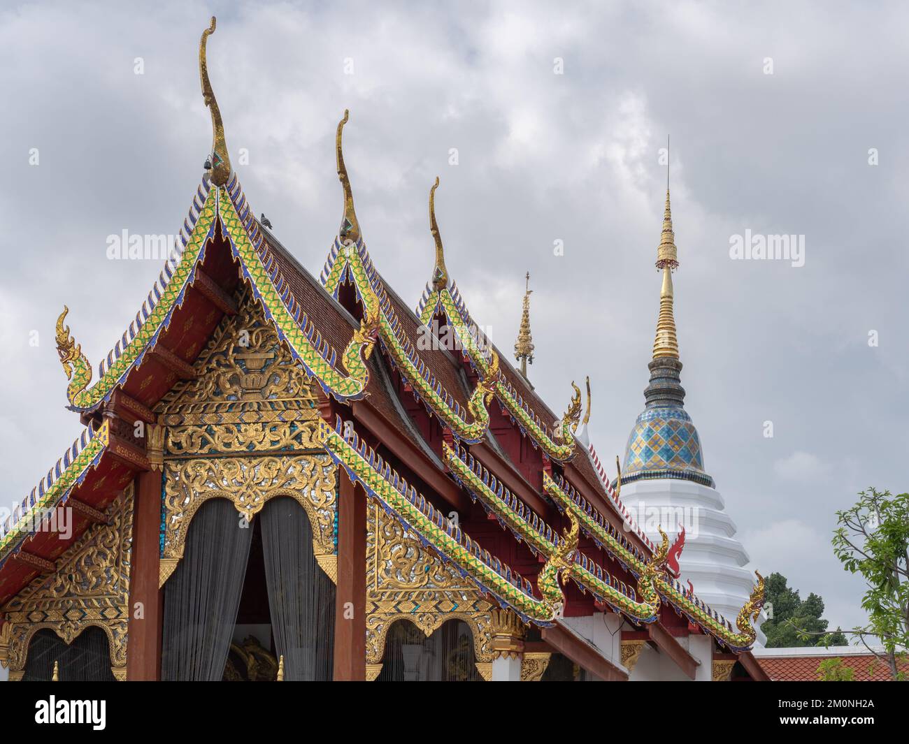 Malerischer Landschaftsblick auf das antike Wat Pan Ping Vihara und weiße Stupa nach dem Wiederaufbau nach Feuer, Chiang Mai, Thailand Stockfoto