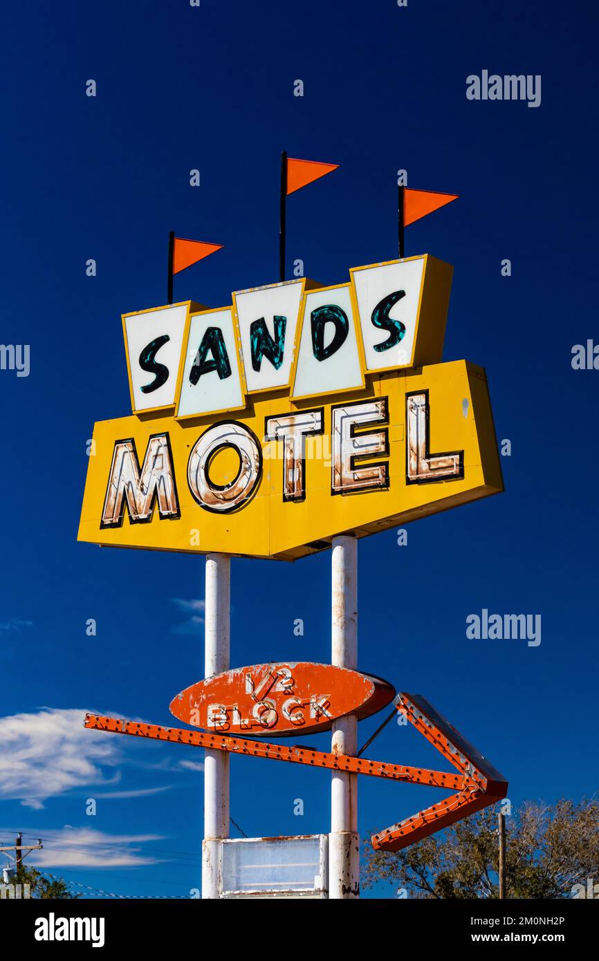 Sands Motel-Schild entlang der Route 66 in Grants, New Mexico, USA [Keine Veröffentlichung von Immobilien; nur redaktionelle Lizenzierung] Stockfoto