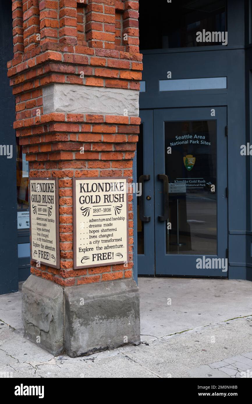 Seattle - 20. März 2022; Klondike Gold Rush National Park Site am Pioneer Square Seattle mit Informationsschild auf Backsteinpfahl Stockfoto