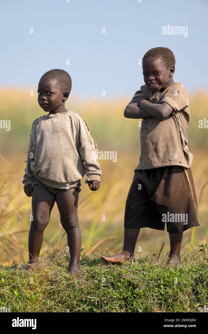 Kinder schauen auf Lachen, Bangweulu-Sümpfe, Sambia, Afrika Stockfoto