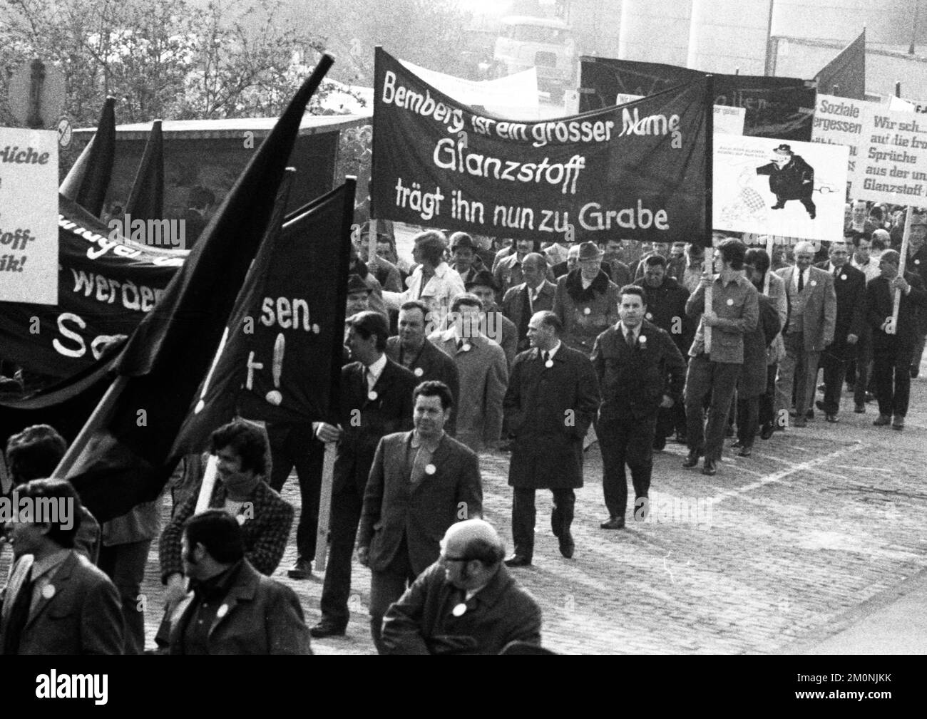 2000 Arbeiter, Angestellte und Verwandte, die am 18.4.1972 in Wuppertal demonstriert wurden, mit schwarzen Zeichen der Trauer und roten Fahnen des Protests gegen den Verlust von Stockfoto