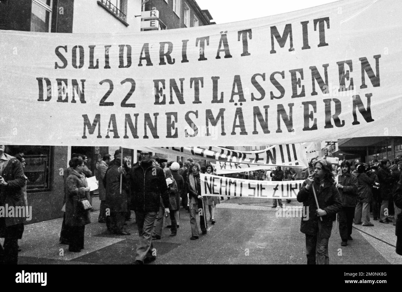 Gleichzeitig demonstrierten Arbeiter der Mannesmann AG in Duisburg gegen die Entlassung von 22 Mitarbeitern des Unternehmens und sammelten Unterschriften mit einer Anhörung Stockfoto