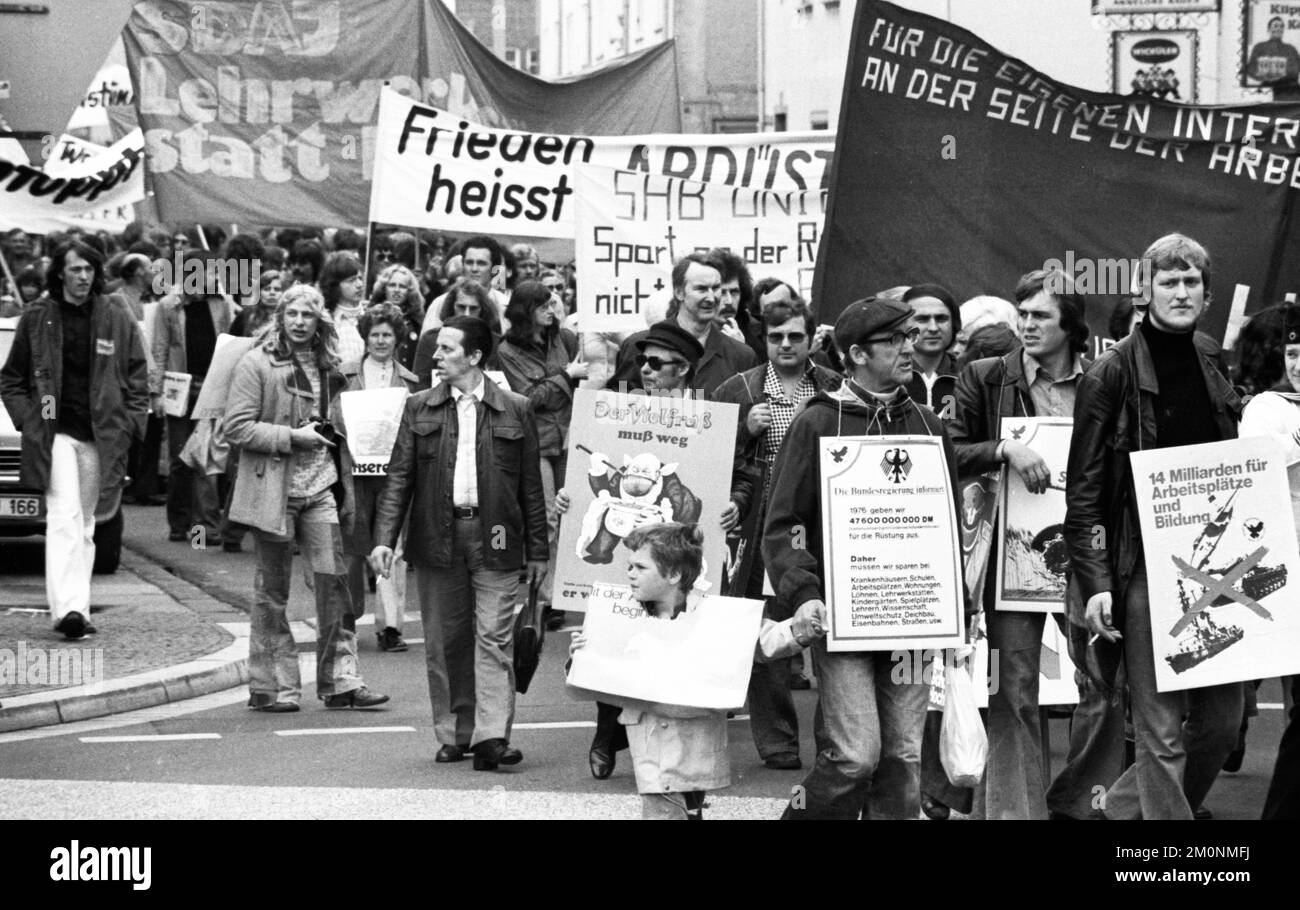 Mehr als 40 000 Anhänger der Friedensbewegung versammelten sich am 22. Mai 1976 in Europa in Bonn zu einer Demonstration für die Abrüstung Stockfoto