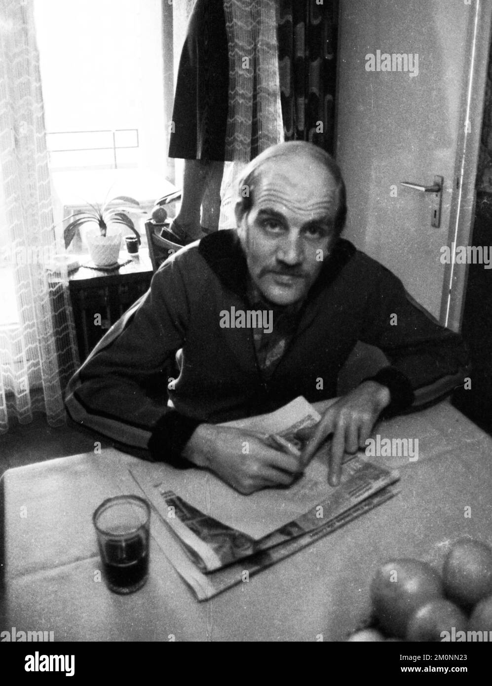 Angehörige eines Stahlarbeiters bei Kurzarbeit in der Dortmund Westfalenhuette am 25,1.1977, Deutschland, Europa Stockfoto