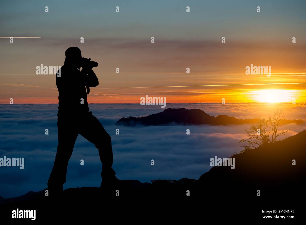 Fotografieren eines Nebelmeers in den Bergen Stockfoto