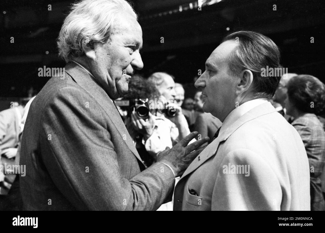 Der Parteikongress der Sozialdemokratischen Partei Deutschlands (SPD) am 18.06.1976 in der Westfalenhalle in Dortmund..Carlo Schmid L. und Egon Bahr, Ger Stockfoto