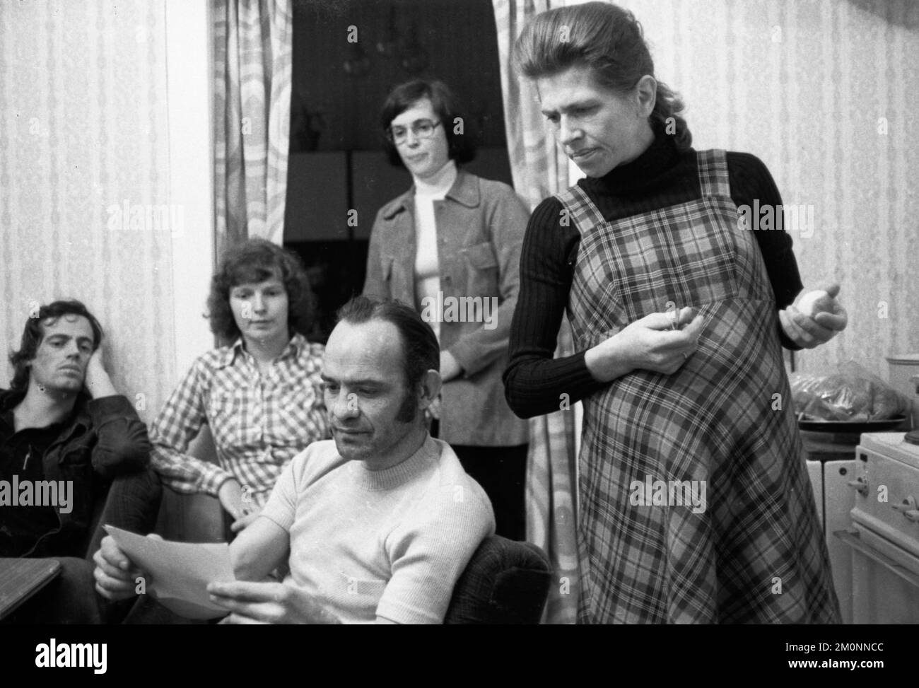 Die 1976 von der Vertreibung bedrohte große Familie in einer Duisburger Kohlebergbausiedlung, deren Nachbarn solidarisch mit ihnen standen, 25.9.1976 i. Stockfoto