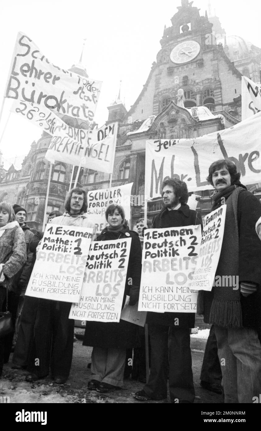 Eltern und Schüler demonstrierten gemeinsam für mehr Lehrer und gegen das radikale Dekret vor dem Neuen Rathaus, Deutschland, 28.01.1976, Europa Stockfoto