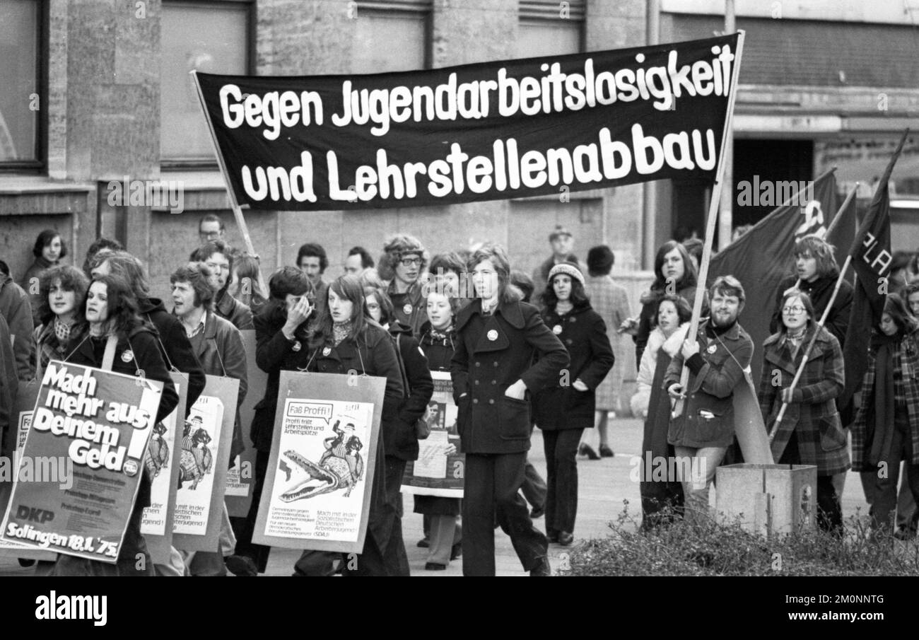 DKP-Unterstützer und -Funktionäre demonstrierten für ein Einfrieren der Preise für gemeinnützige und allgemeine Preise auf 18.01.1975 in Solingen, Deutschland, Europa Stockfoto
