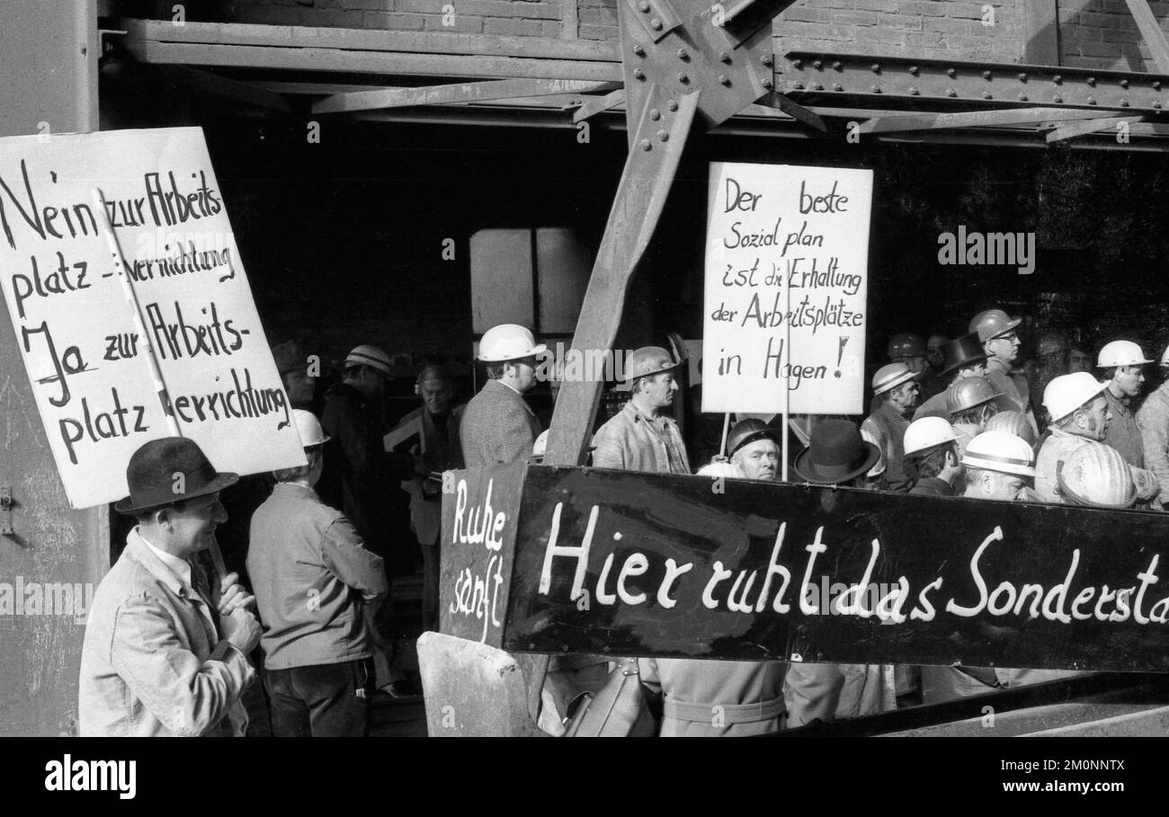 Arbeiter und Angestellte nutzten das letzte Gussteil des Stahlwerks Suedwestfalen in Hagen für einen Demonstrationsprotest gegen den Verlust ihrer Arbeitsplätze im Stee Stockfoto