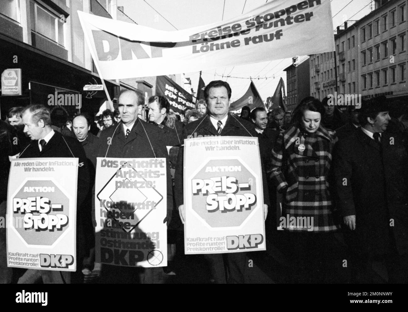 Unterstützer und Funktionäre des DKP demonstrierten für ein Preisstopps der gemeinschaftlichen und allgemeinen Preise am 18.01.1975 in Solingen.Herbert Mies (m.) Kur Stockfoto