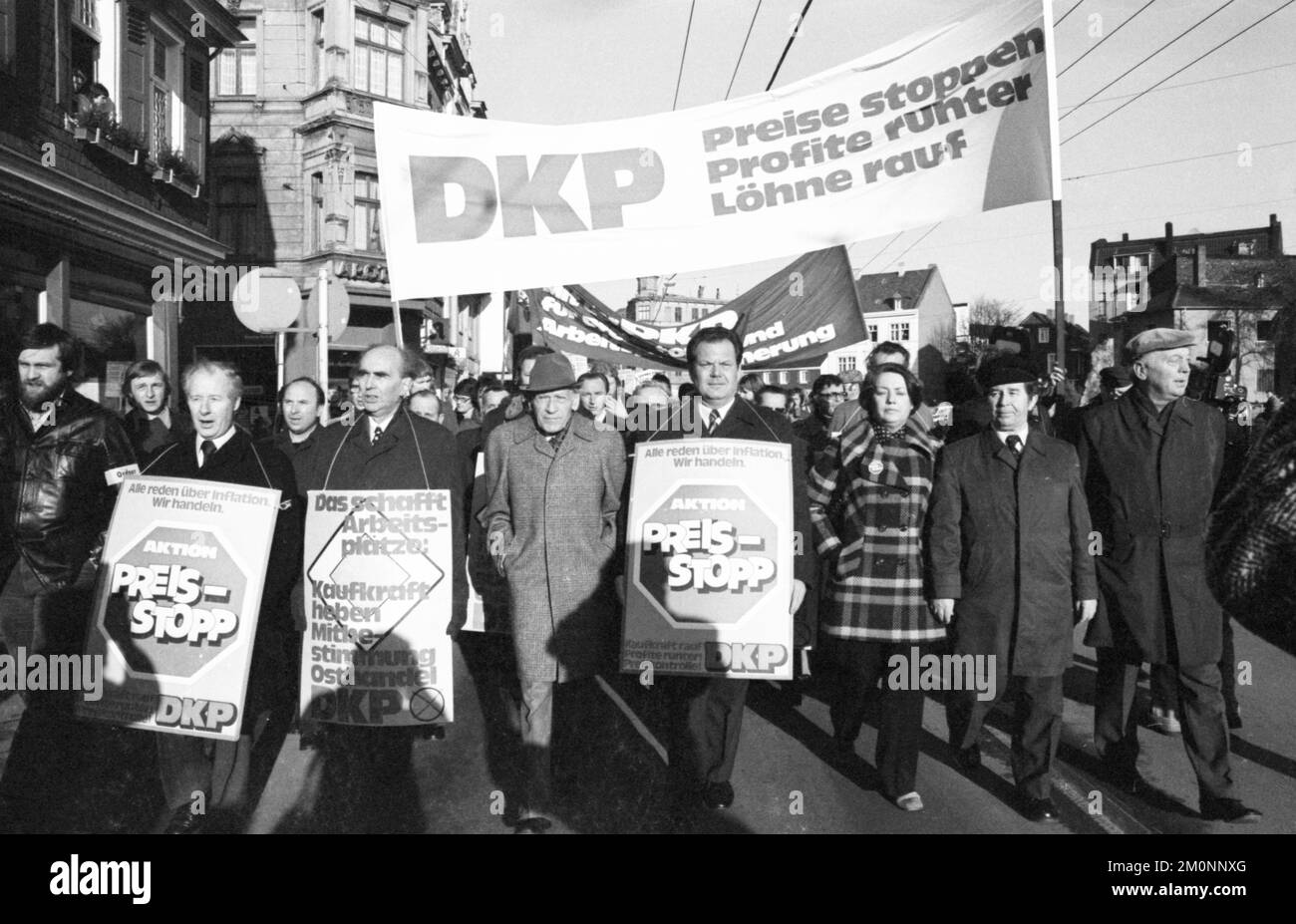 Unterstützer und Funktionäre der DKP demonstrierten für ein Preiseinfrieren der gemeinschaftlichen und allgemeinen Preise am 18.01.1975 in Solingen.Kurt Bachmann 3. fro Stockfoto