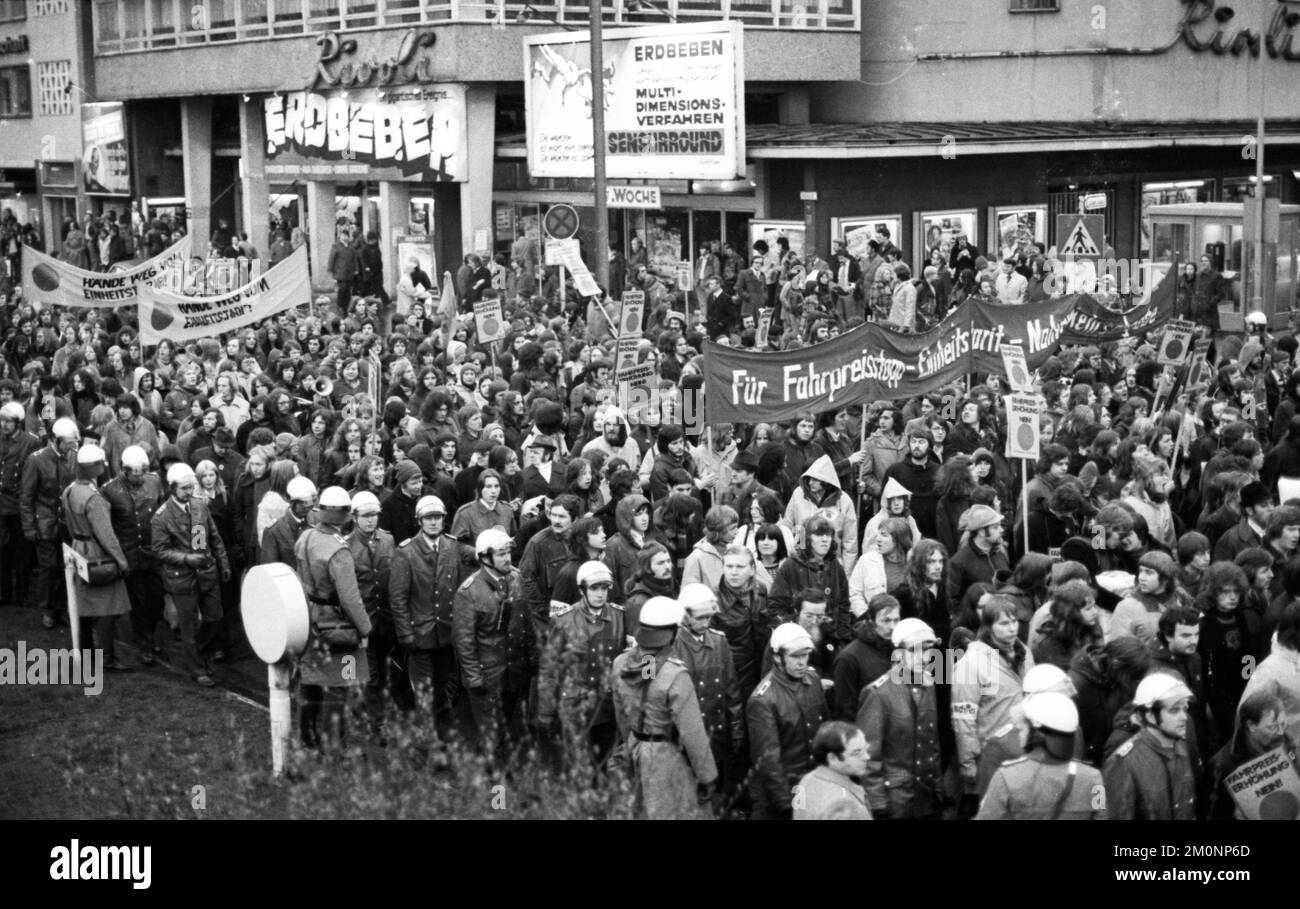 Die Demonstrationen vom 1-5. April 1975 im Zentrum von Hannover, das unter dem Titel „Roter Punkt“ traditionell wurde, sprachen sich gegen Preiserhöhungen für Züge und aus Stockfoto