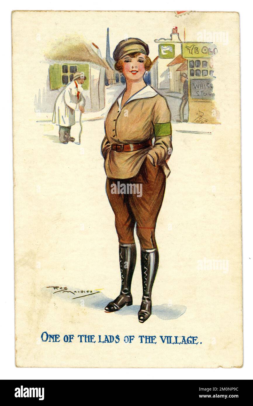 Originale Comic-Zeichentrickkarte aus dem Jahr WW1 mit einer hübschen WAAC (Women’s Army Auxiliary Corps), die für das Fahren, Motorradfahren oder Mechanikerarbeiten gekleidet ist - sie macht Männerarbeit, während die Männer vorne sitzen, Sie ist jetzt "einer der Jungs des Dorfes", veröffentlicht von Regent Publishing Co Ltd London, nein 3340. Ca. 1918, Großbritannien Stockfoto