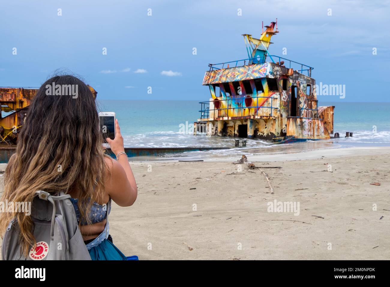 Ein Tourist fotografiert ein Frachtschiff, das am Strand von Manzanillo an der Karibikküste von Costa Rica gestrandet ist Stockfoto