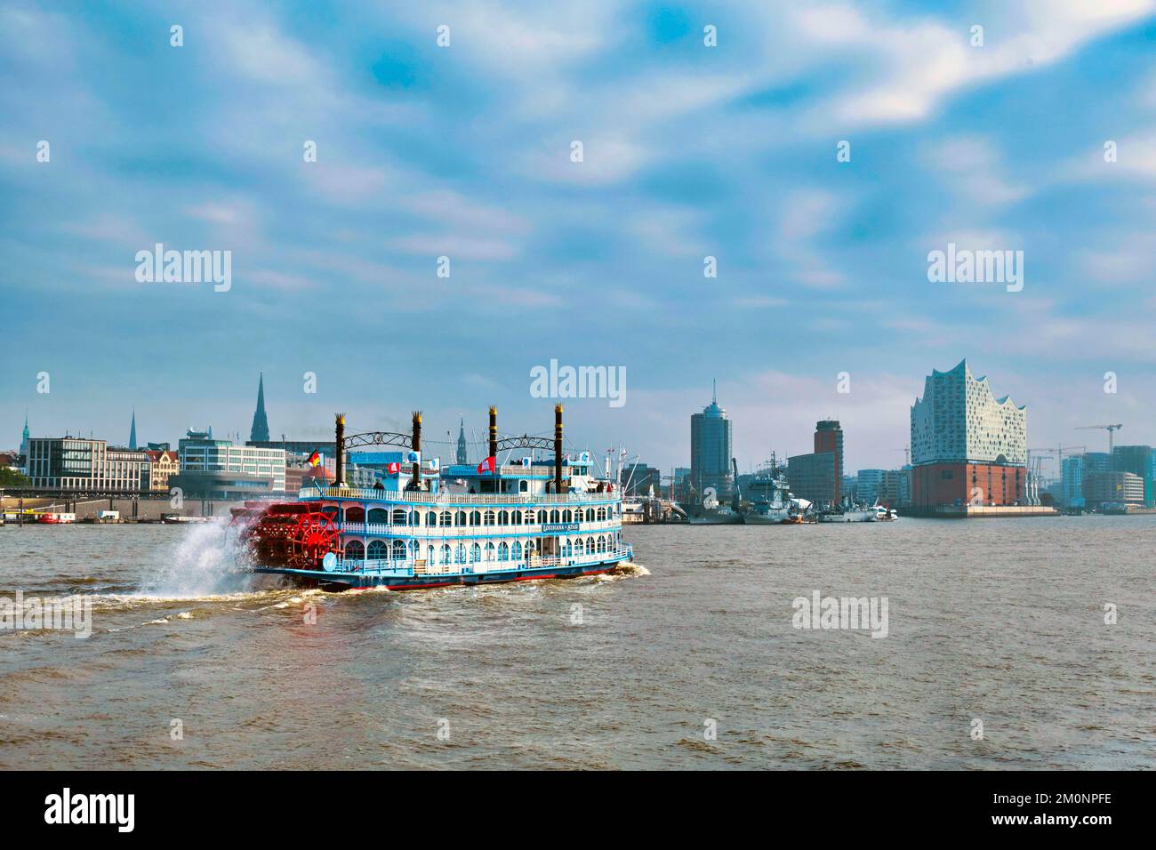 Ausflugsboot auf der Elbe, Elbphilharmonie hinten, Hamburg, Land Hamburg, Deutschland, Europa Stockfoto