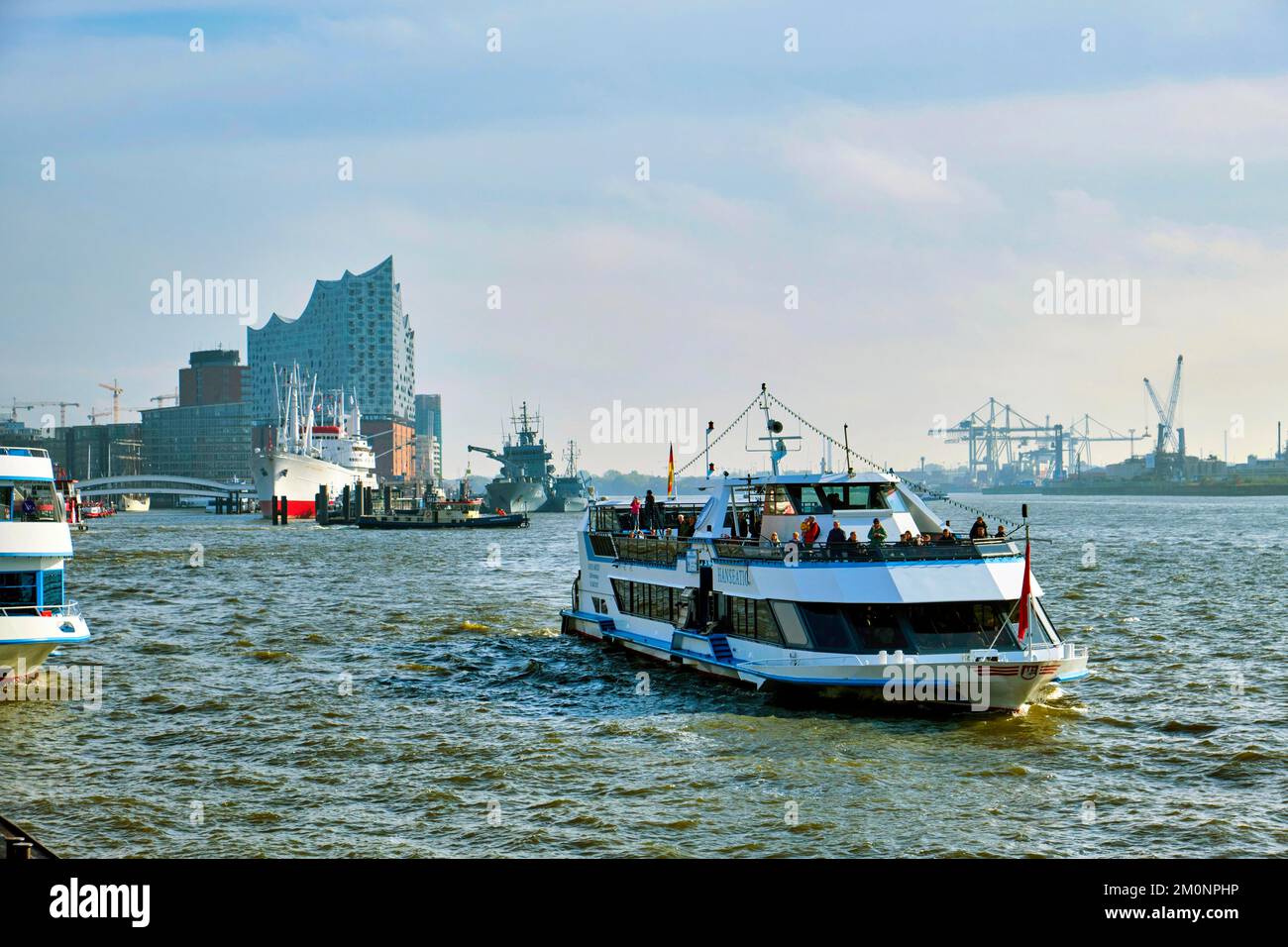 Ausflugsboot auf der Elbe, Elbphilharmonie hinten, Hamburg, Land Hamburg, Deutschland, Europa Stockfoto