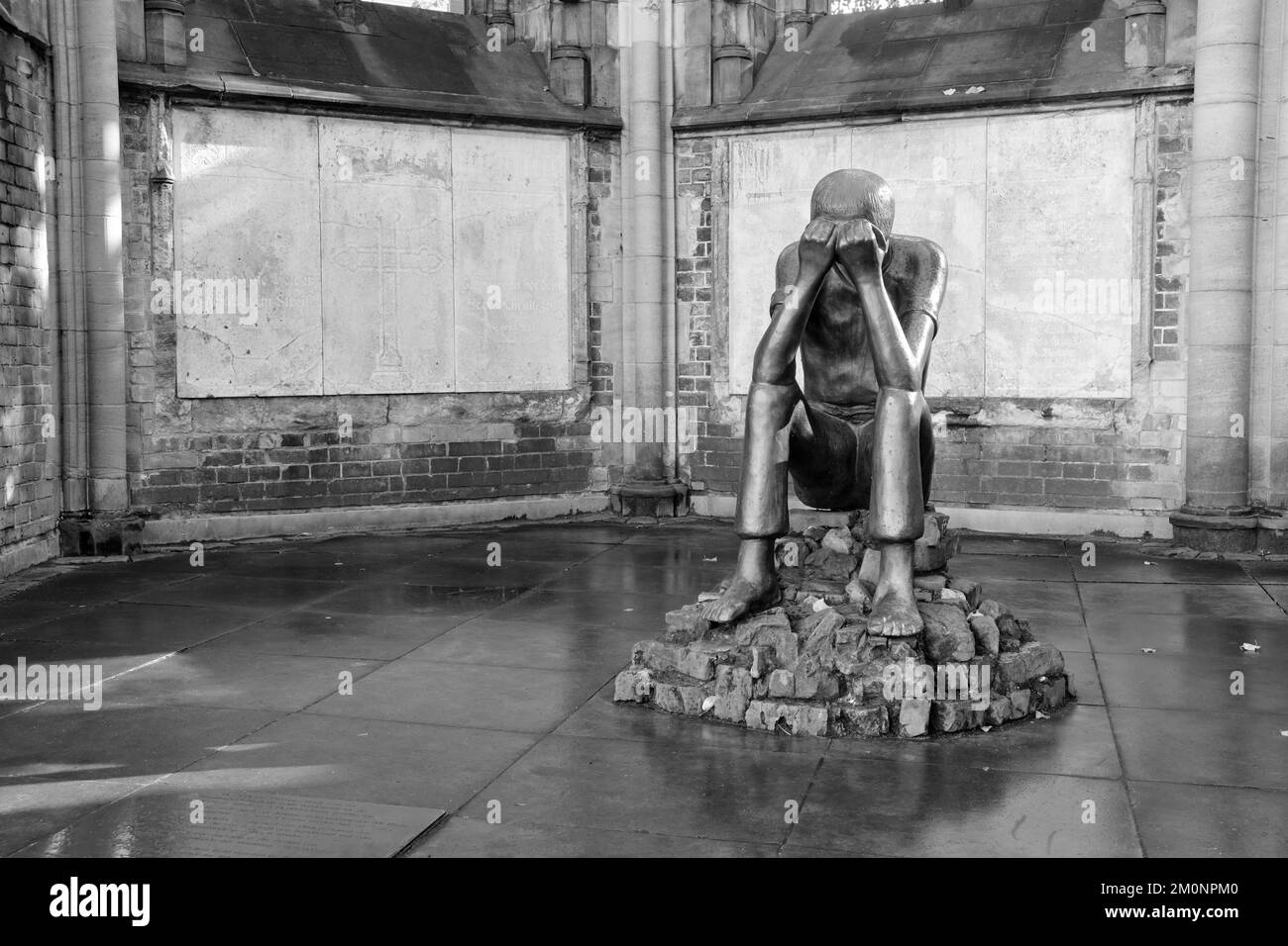 Gedenkstätte, Ruinen der Hauptkirche St. Nikolai mit der Skulptur Test von Edith Breckwoldt, Hamburger Hopfenmarkt, Hamburg, Land Hamburg, Deutschland, Stockfoto
