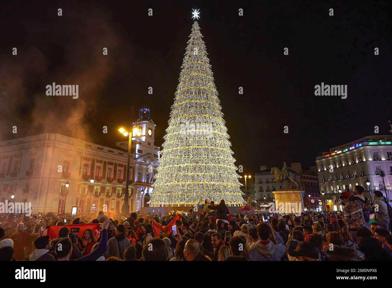 Madrid, Spanien. 6.. Dezember 2022. Fans der marokkanischen Fußballmannschaft feiern ihren Sieg über Spanien bei der Katar-Weltmeisterschaft 2022 in Puerta del Sol. Hunderte von Menschen versammeln sich auf den Straßen im Zentrum von Madrid, um den Sieg Marokkos über Spanien zu feiern. (Kreditbild: © Edgar GutiÃˆRrez/SOPA Bilder über ZUMA Press Wire) Stockfoto