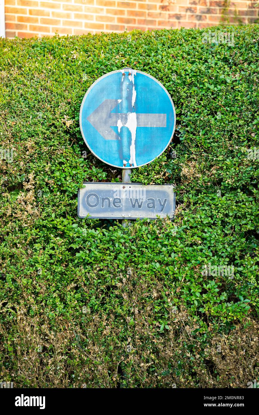 Straßenschild in einem ländlichen Dorf in West Sussex. Stockfoto