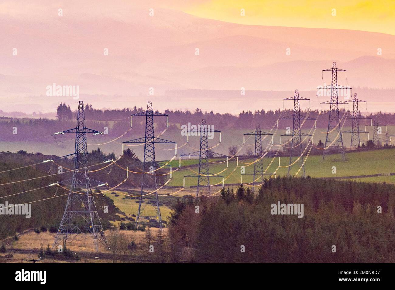 Lauder, Großbritannien. 07.. Dezember 2022. Lauder, Scottish Borders, Scotland, UK Energy, Business Ein Blick auf Strommasten in die Ferne über das Moorland in der Nähe von lauder in der schottischen Grenze. Bild: phil wilkinson/Alamy Live News Stockfoto