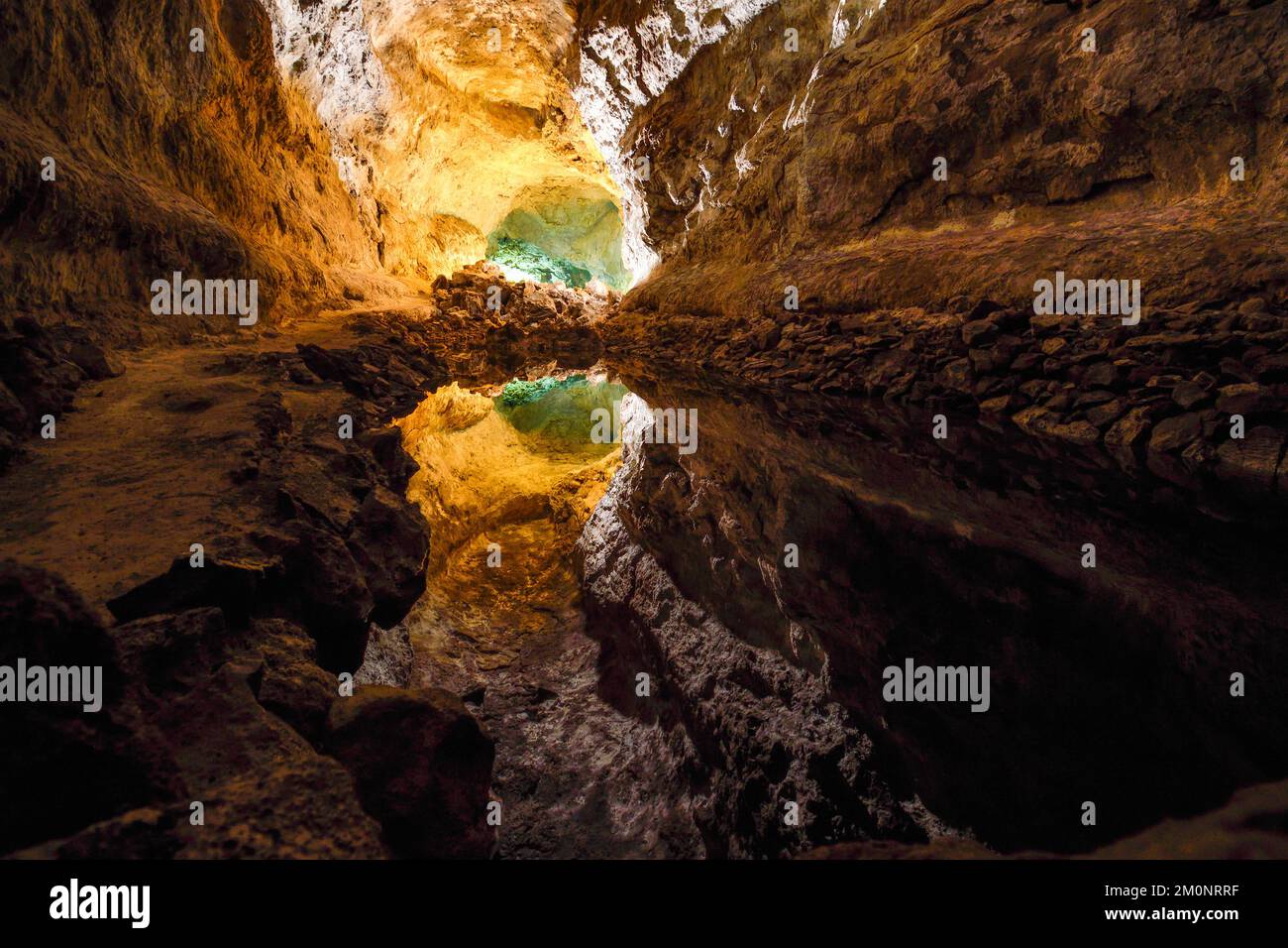 Licht- und Farbenspiel in der Cueva de Los Verdes auf Lanzarote Stockfoto