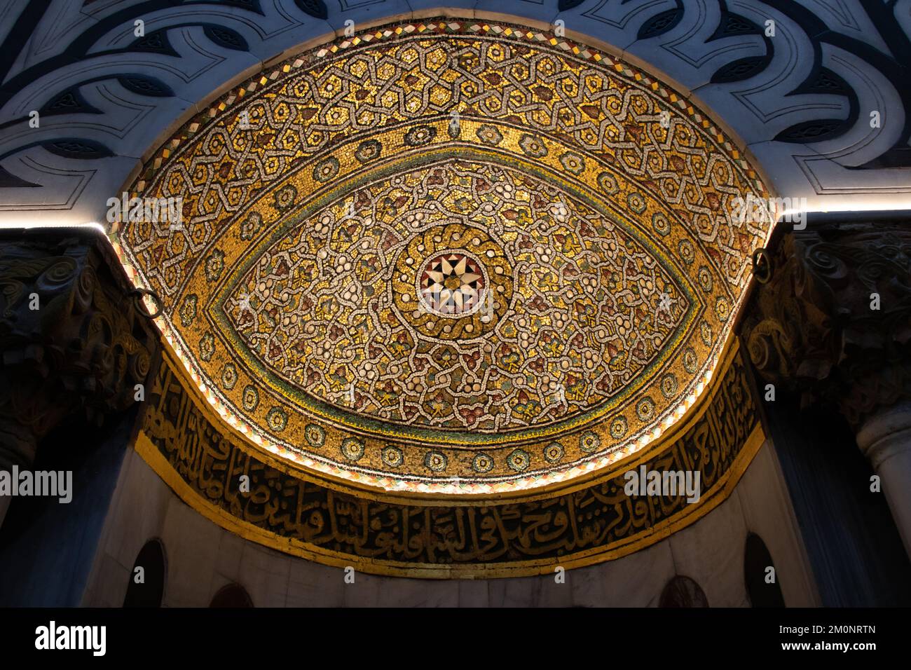 Islamische Kunst in antiken Gebäuden. Dekors von Mihrab in der Abraham-Moschee in Hebron-Stadt - Palästina. Höhle der Patriarchen Stockfoto