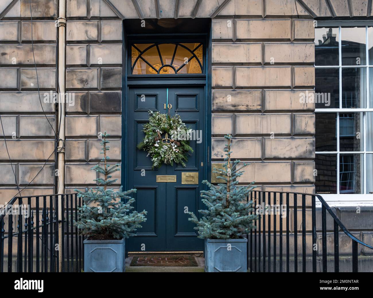 Georgianisches Haus Vordertür mit Weihnachtskranz, Edinburgh New Town, Schottland, Großbritannien Stockfoto