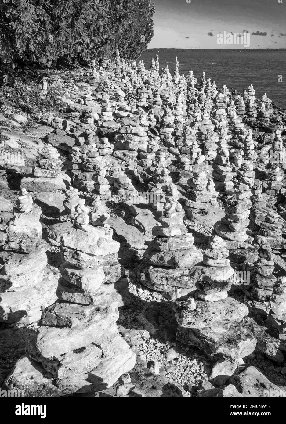 Mit niedrigeren Wasserständen in den Großen Seen bauten Touristen Rock cairns bis zu einem Punkt der Exzessivität. Cave Point County Park, Door County, Wisconsin Stockfoto