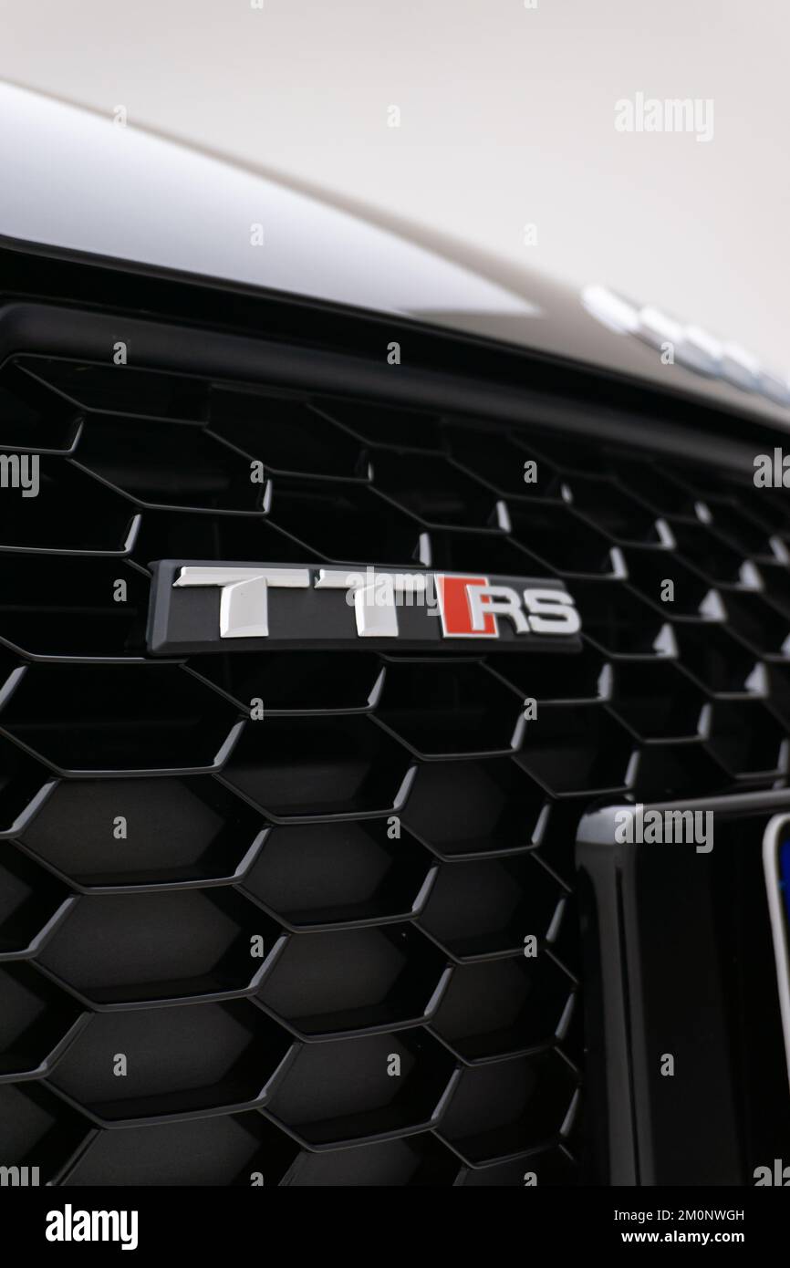 Die vertikale Aufnahme eines Audi TT RS Modelllogos auf dem Frontgrill Stockfoto
