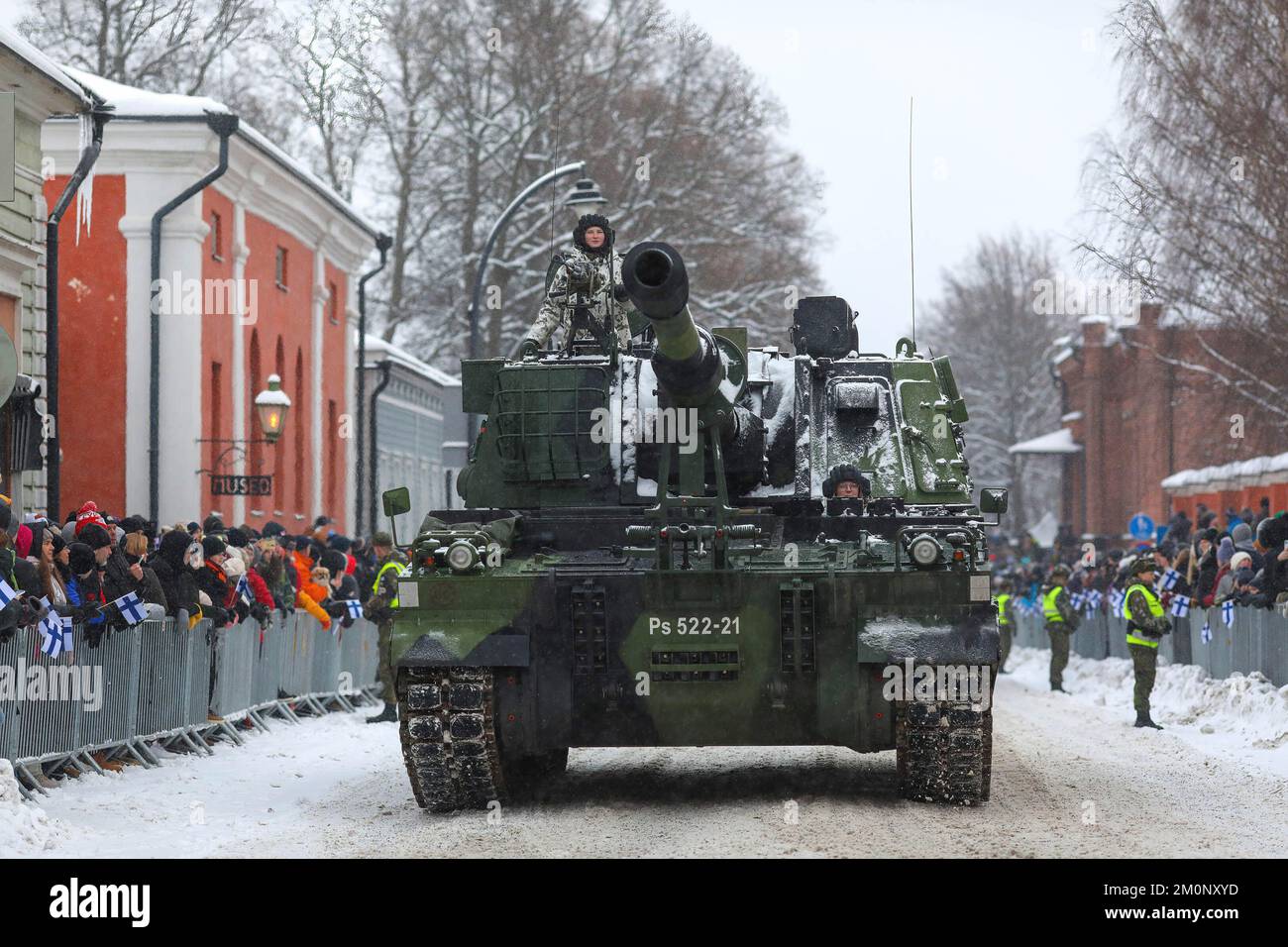 Ein Militärfahrzeug der finnischen Streitkräfte bewegt sich während der Veranstaltung auf der Straße der Stadt. Die finnischen Streitkräfte feierten den 105.. Unabhängigkeitstag Finnlands mit einer Nationalparade am 6. Dezember 2022 in Hamina. Das Thema der Parade war, dass die Sicherheit gemeinsam erledigt wird. Stockfoto