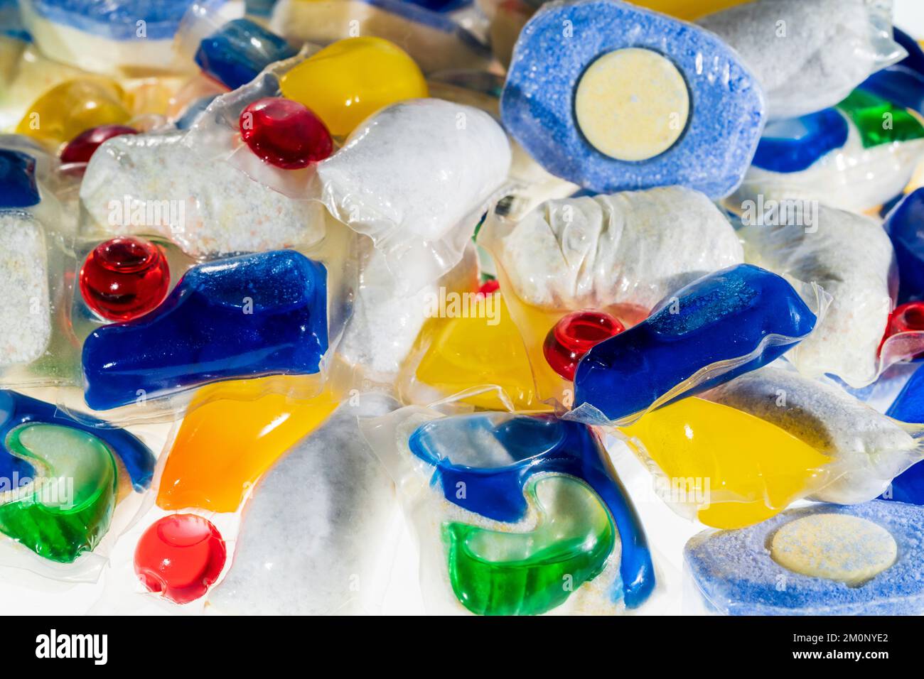 Geschirrspültabletten. Nahaufnahme verschiedener Marken (keine Markennamen zu sehen) von Haushaltsgeschirrspültabletten auf einem Stapel. Stockfoto