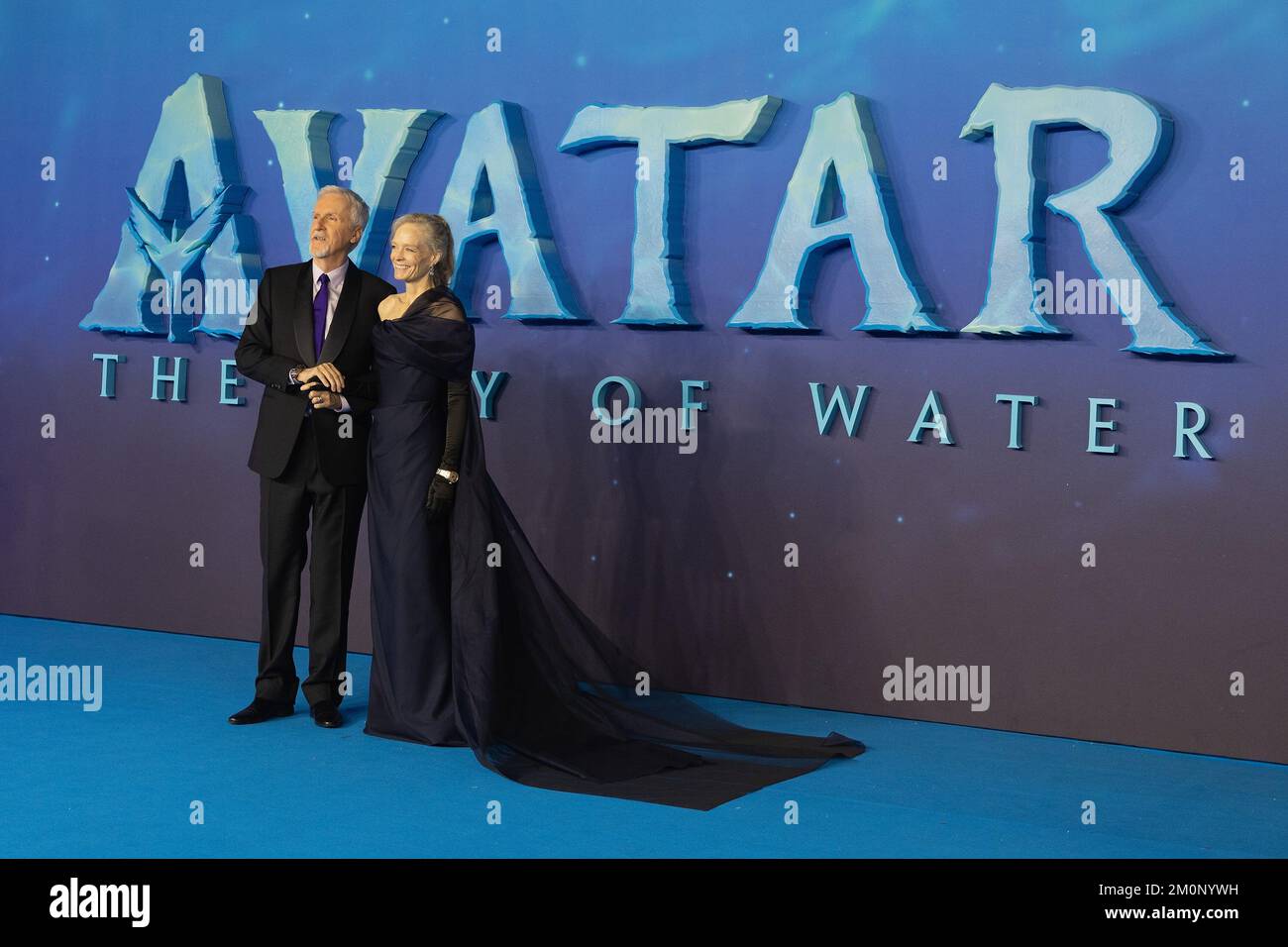 London, Großbritannien. 12.. Okt. 2022. James Cameron und seine Frau Suzi Amis Cameron besuchen AVATAR: The Way of the Water, World Premiere Arrivals at the Odeon Luxe, Leicester Square, London, England. Kredit: S.A.M./Alamy Live News Stockfoto