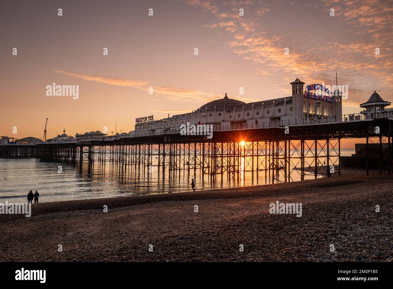 Brighton, 7. 2022. Dezember: Sonnenuntergang am Brighton's Palace Pier heute Abend Stockfoto