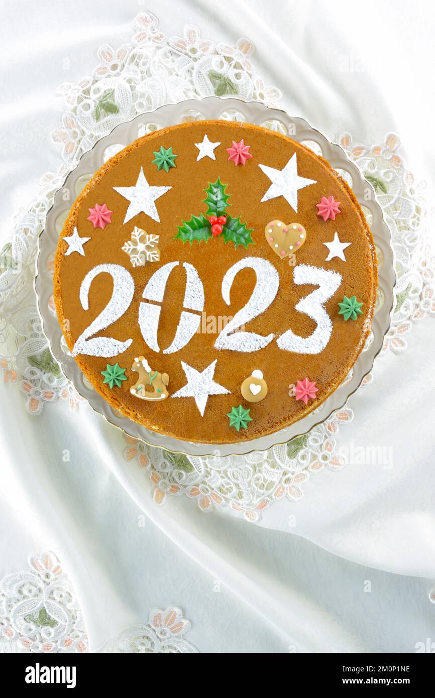 Traditioneller griechischer Neujahrskuchen, bekannt als Vasilopita, für ...