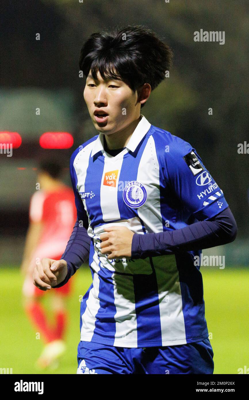 Gent's Hyunseok Hong wurde während eines freundlichen Fußballspiels zwischen KRC Gent und KAA Gent, dem lokalen Derby am Mittwoch, den 07. Dezember 2022 in Gent, gezeigt. BELGA FOTO KURT DESPLENTER Stockfoto