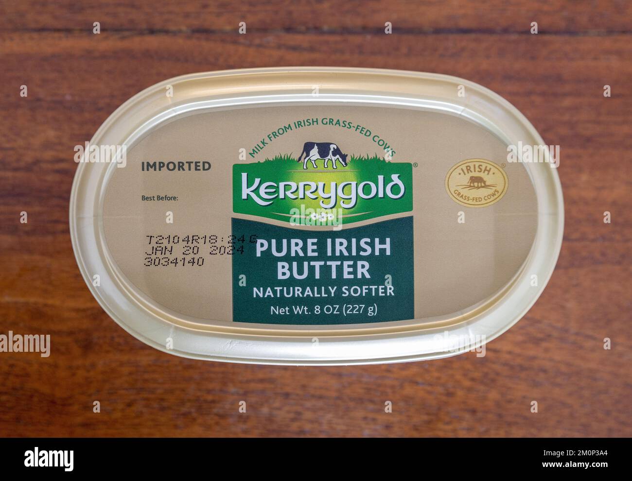 Importierte irische Kerrygold Soft Butter in einer Plastikwanne amerikanische Verpackung natürlich weichere Milch von Grass Fed Kühen Stockfoto