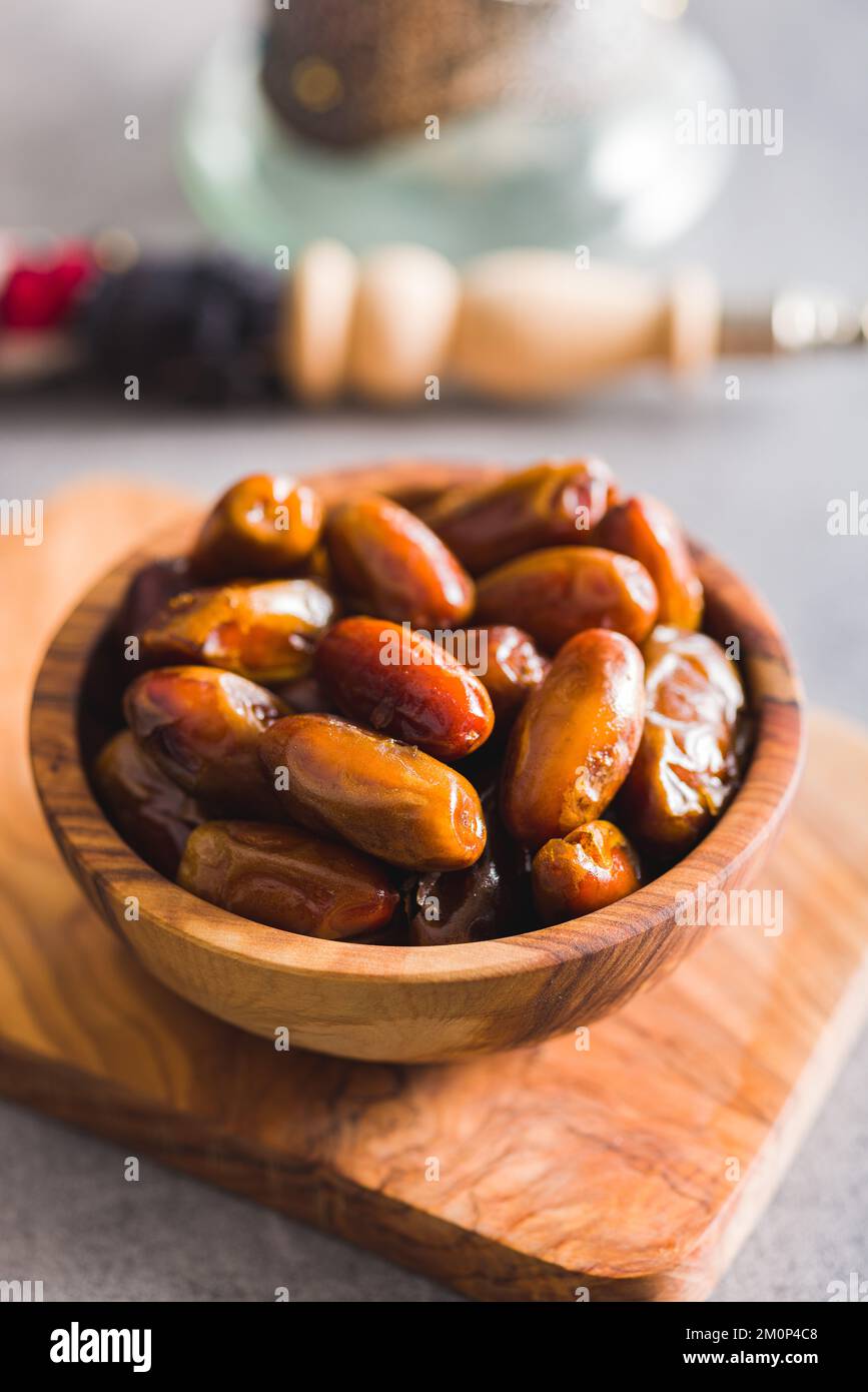 Getrocknete Dattelfrüchte in der Holzschüssel. Stockfoto