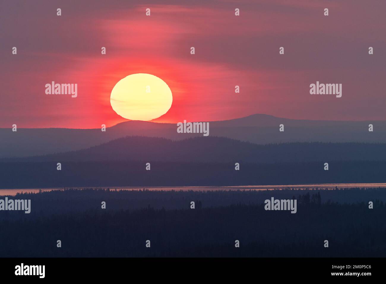 Wunderschöner Sonnenaufgang im Sommer in der Wildnis in der Nähe von Kuusamo, Nordfinnland Stockfoto