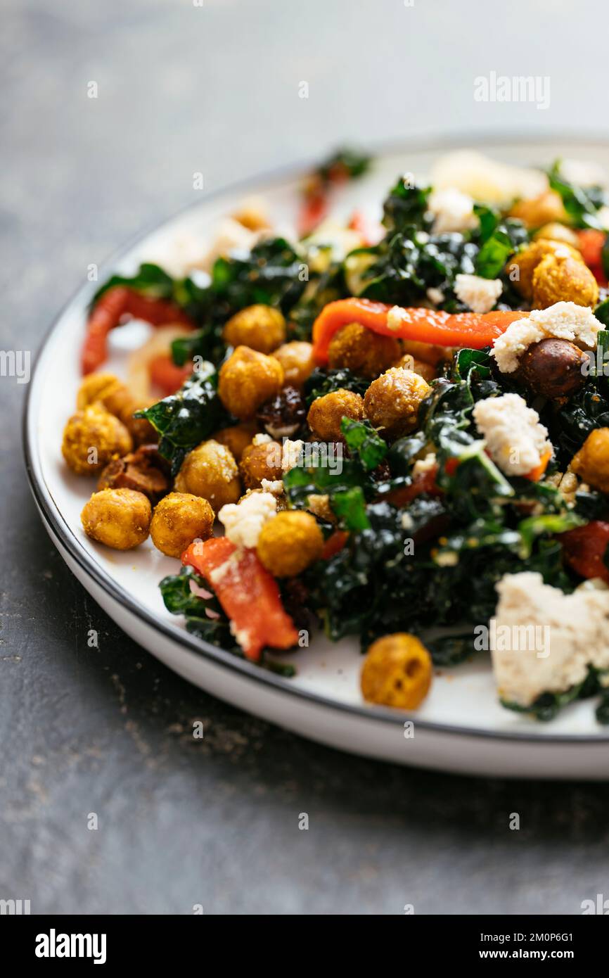 Hausgemachter veganer marokkanischer Kohlsalat mit Dinosaurierkohl ...