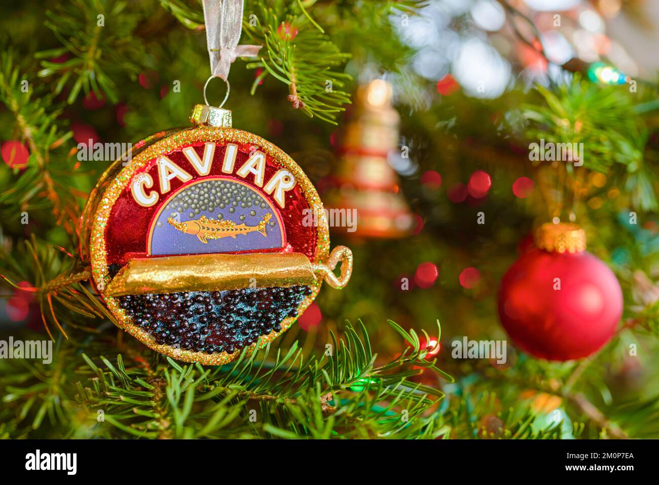 Weihnachtsschmuck mit Kaviar zum Aufhängen. Stockfoto