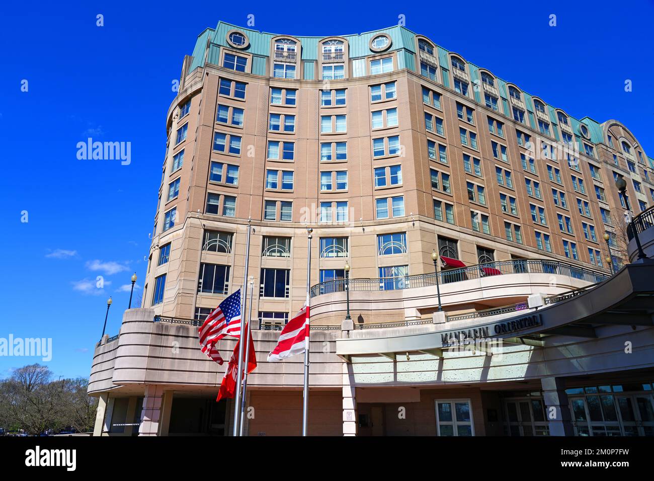 WASHINGTON, DC, -25. MÄRZ 2022 - Blick auf das Mandarin Oriental Washington, ein Luxushotel an der Südwestküste von Washington, DC, während der Stockfoto