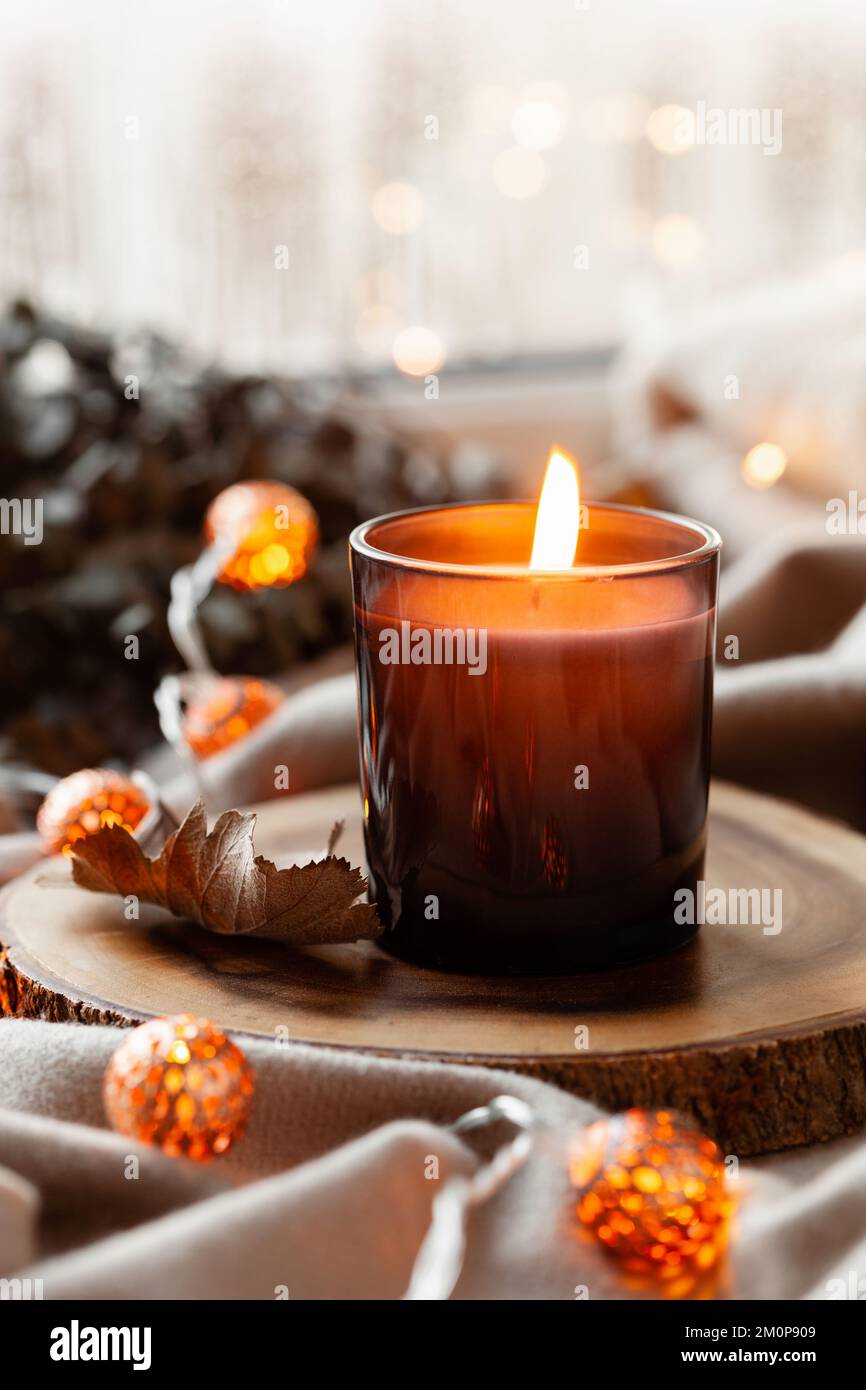 Warme, gemütliche Fensteranordnung, Winter- oder Herbstkonzept, Kerzen werfen Licht Stockfoto