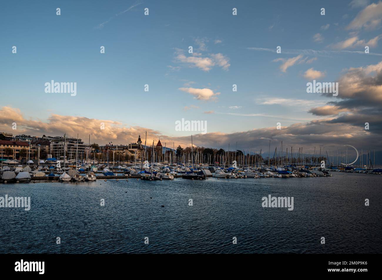 Landschaft mit Booten, Architektur und Wolken. Hafen von Ouchy. Genfer See, Lausanne, Schweiz. Schönheit in der Natur. Stockfoto