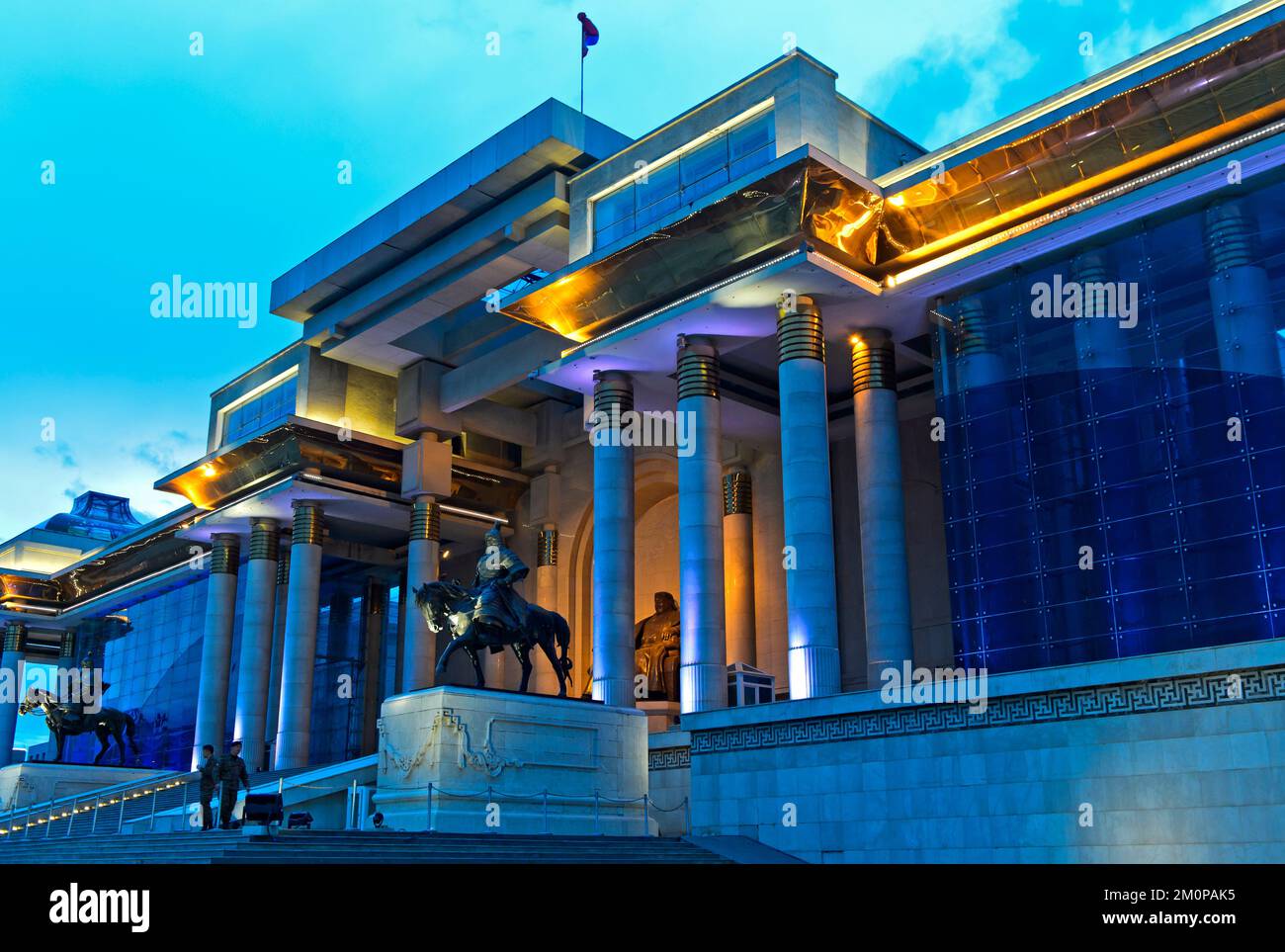 Parlamentsgebäude auf dem Platz Sükhbaatar mit dem Dschingis-Khan-Denkmal bei Nacht, Ulaanbaatar, Mongolei Stockfoto