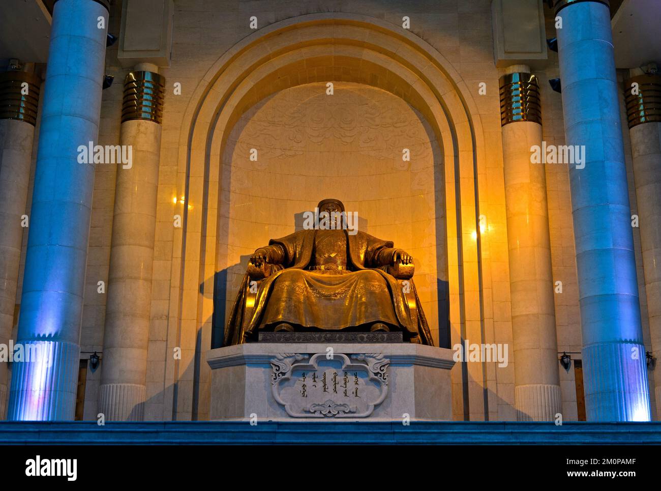 Dschingis-Khan-Denkmal im Parlamentsgebäude auf dem Sükhbaatar-Platz bei Nacht, Ulaanbaatar, Mongolei Stockfoto