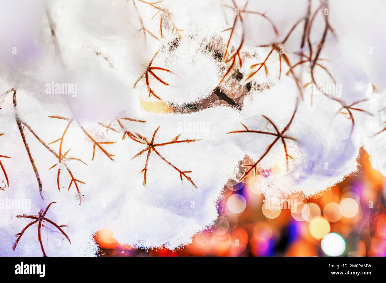 Abstrakter Weihnachtshintergrund, verschwommene bunten Bokeh-Girlanden und Wolle, Baumzweige, selektiver Fokus Stockfoto